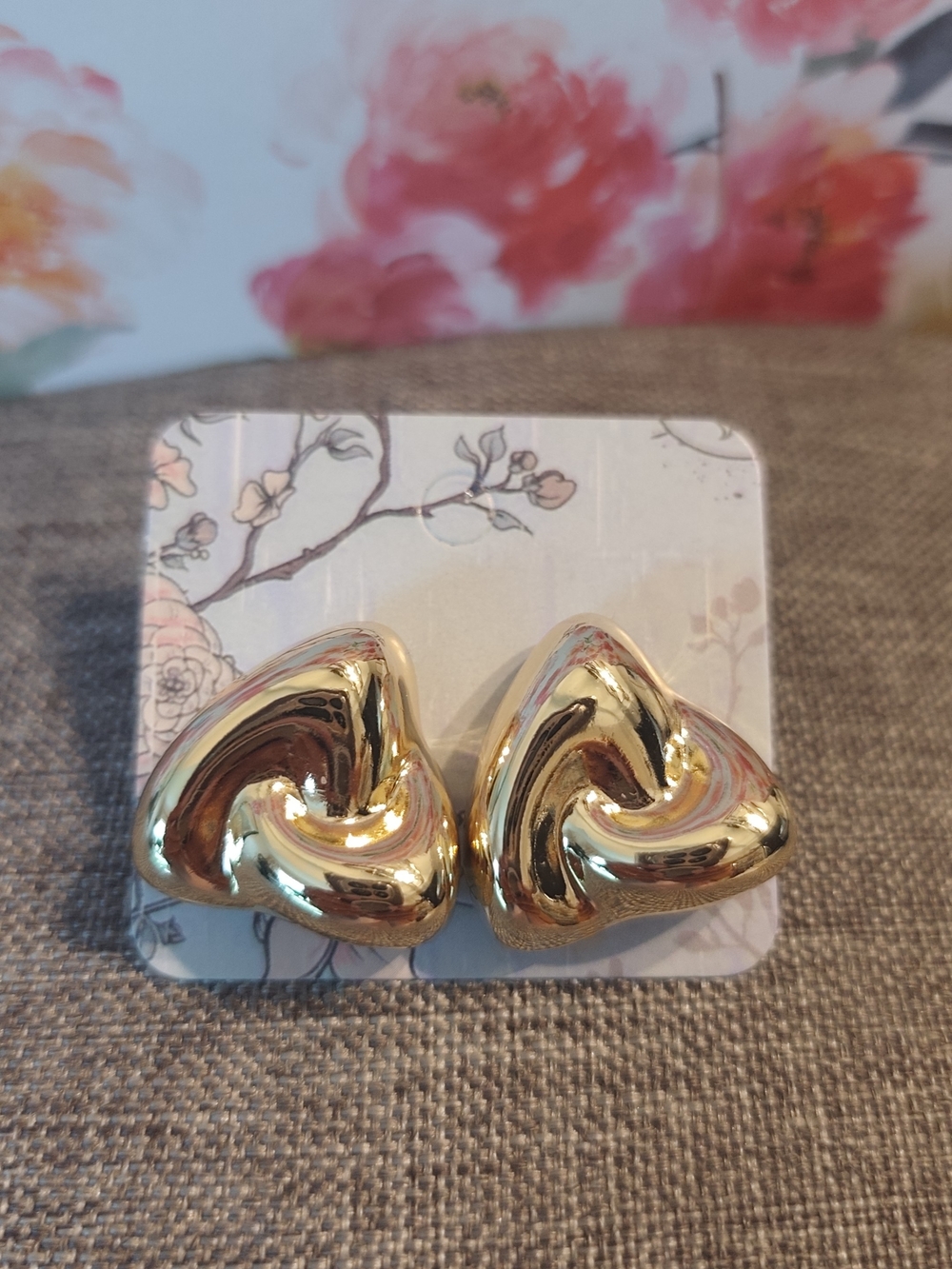 The surface is plated with a thin layer of real gold 14k.